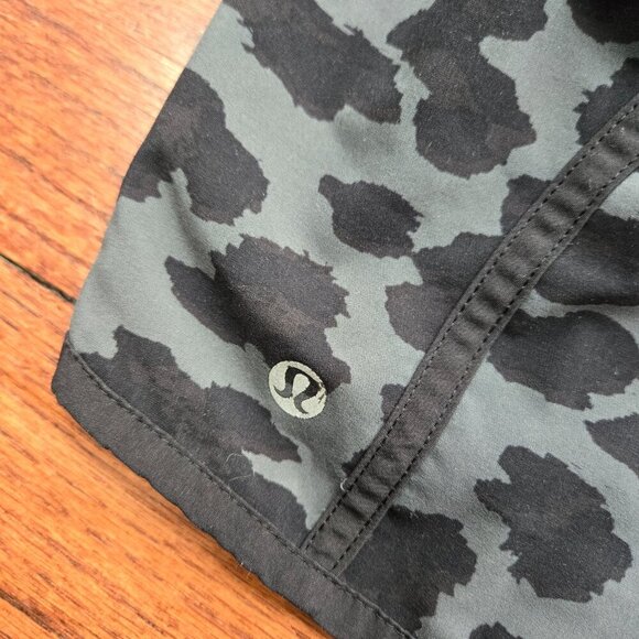 Lululemon Tracker Shorts Cherry Cheetah Dark Slate Black 4 - Picture 4 of 5